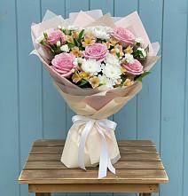 Букет цветов из:  Гвоздики, Орхидеи и Розы в Карачаевске