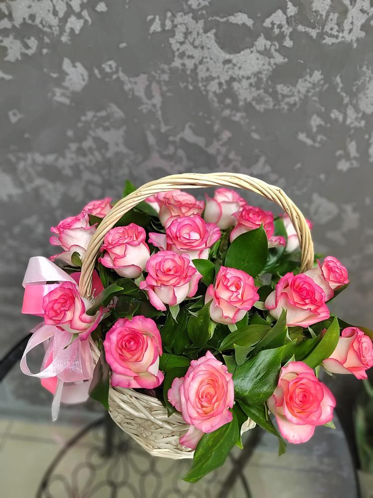 Цветочная композиция из Розы в корзине в Карачаевске
