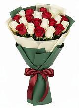 Букет Микс из красных и белых роз в Карачаевске