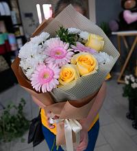 Букет цветов из:  Герберы, Розы и Хризантемы в Карачаевске