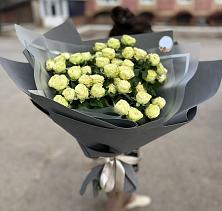 Букет Белые кустовые розы Солинеро в Карачаевске