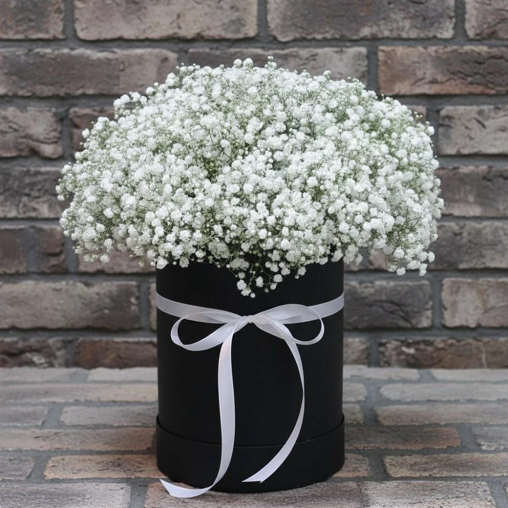 Цветочная композиция из Гипсофила в шляпной коробке в Карачаевске