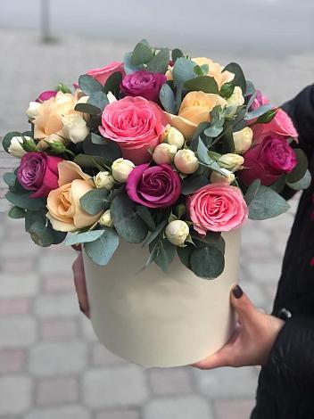 Цветочная композиция из Розы в шляпной коробке в Карачаевске