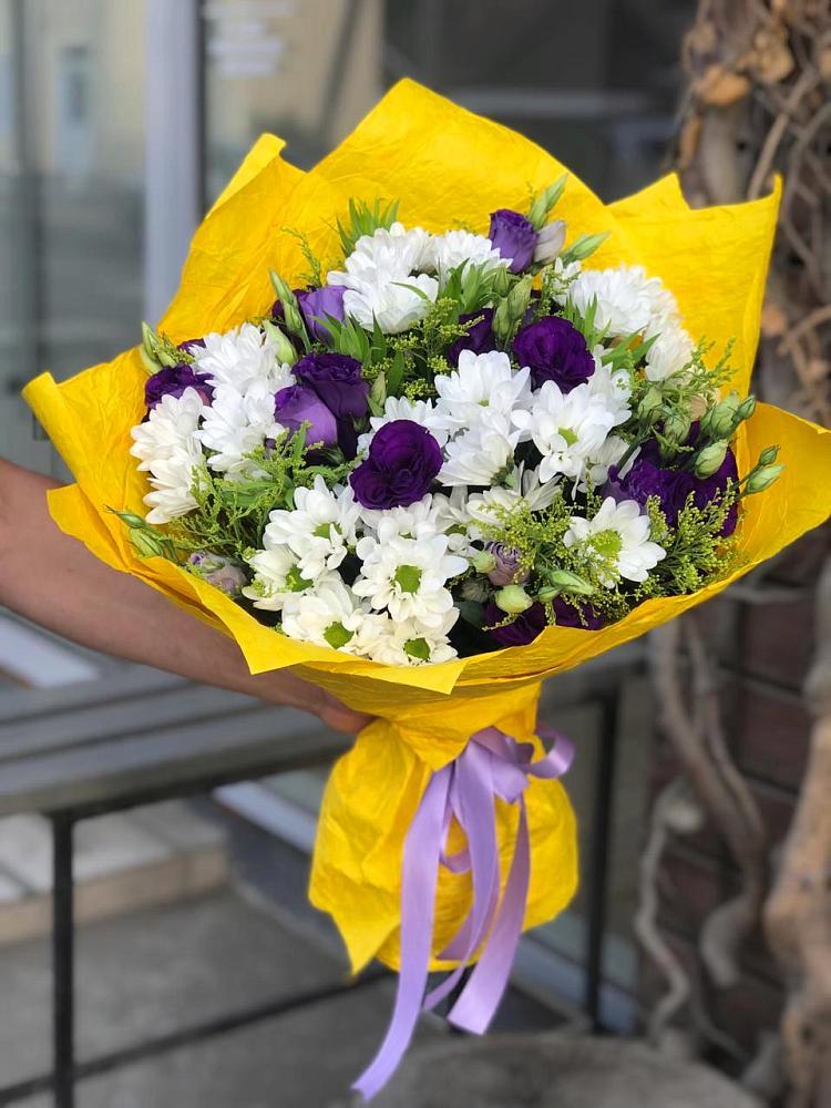 Букет цветов из: Ирисы, Хризантемы и Ромашки в Карачаевске