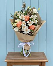 Букет цветов из:  Альстромерии, Лизиантусы, Розы и Хризантемы #REPLACE_PRED# Карачаевске