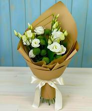 Букет цветов из:  Хризантемы и Лизиантусы в Карачаевске