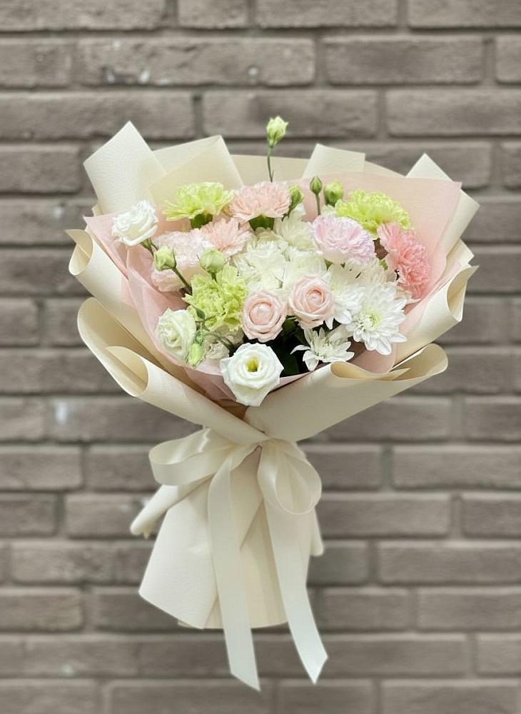 Букет цветов из: Гвоздики, Розы, Лизиантусы и Хризантемы в Карачаевске