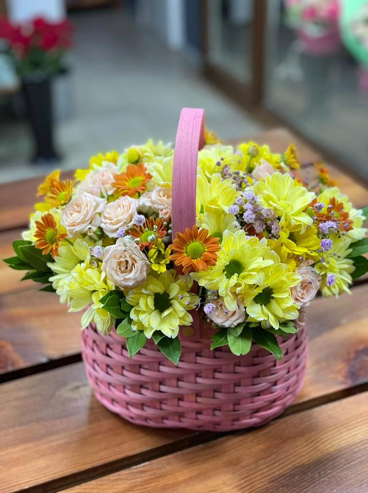 Цветочная композиция из Хризантемы и Розы в корзине в Карачаевске