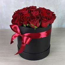 Цветочная композиция из Розы в шляпной коробке в Карачаевске