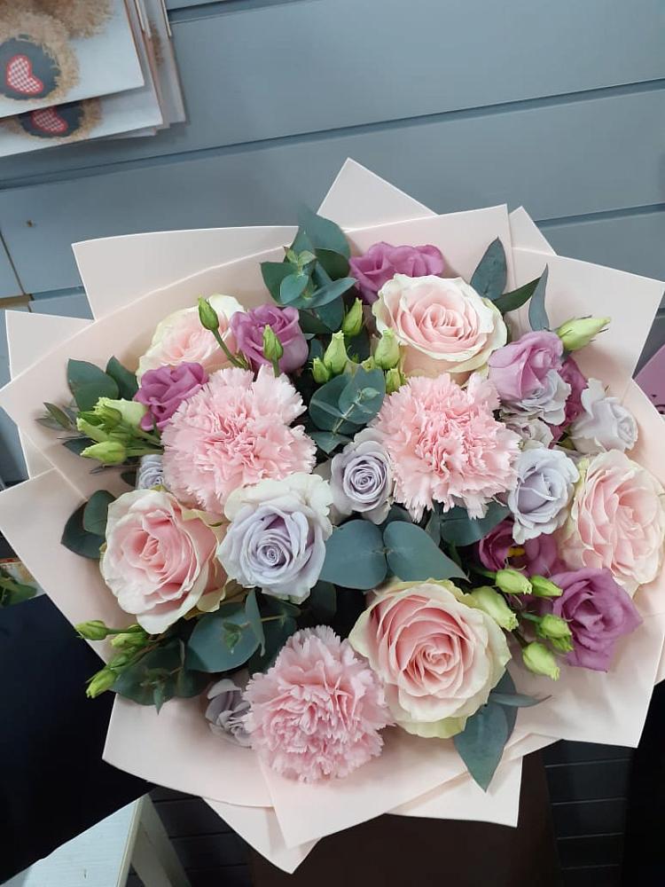 Букет цветов из: Розы, Гвоздики и Лизиантусы в Карачаевске