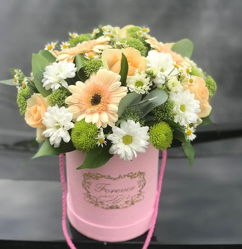 Цветочная композиция из Розы, Герберы и Хризантемы в шляпной коробке в Карачаевске