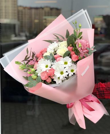 Букет цветов из: Розы, Лизиантусы и Хризантемы в Карачаевске