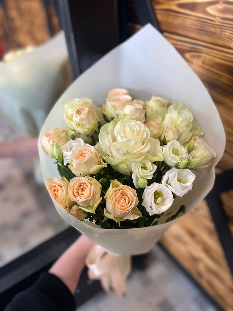 Букет цветов из: Розы и Лизиантусы в Карачаевске